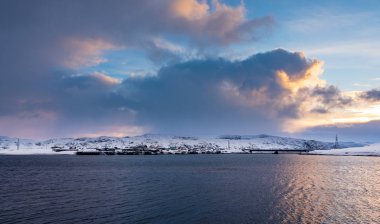 Barents Denizi 'ndeki adaş nehrinin ağzındaki Teriberka balıkçı köyünün manzarası Murmansk, Rusya yakınlarındaki Kola Yarımadası' ndaki Kuzey Kutup Dairesi 'nin çok üstünde.