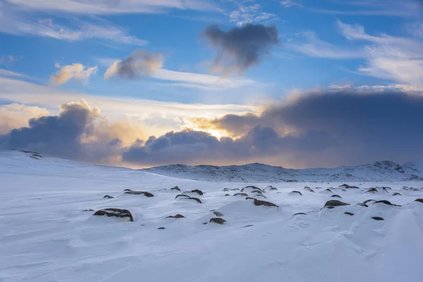 Paisaje Ártico Con Nieve Rocas Bajo Cielo Azul Con Majestuosas — Foto de Stock