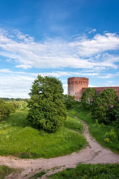 Sendero Bajo Las Antiguas Murallas Fortificadas Smolensk Soleado Día Verano — Foto de Stock