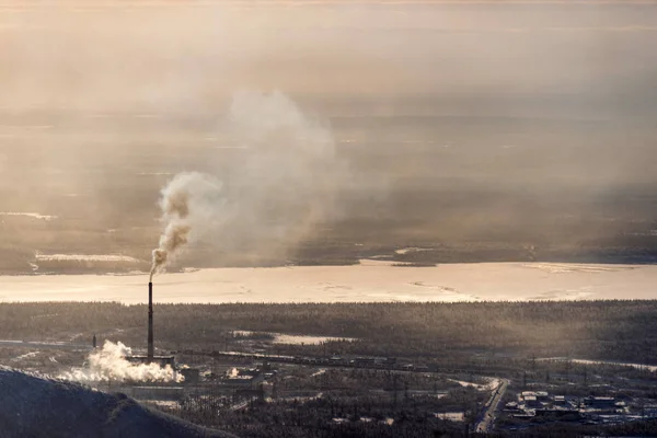 在没有烟囱的原始环境中 在冰冻的河流旁边的森林中开采工业综合体 喷出烟雾 — 图库照片