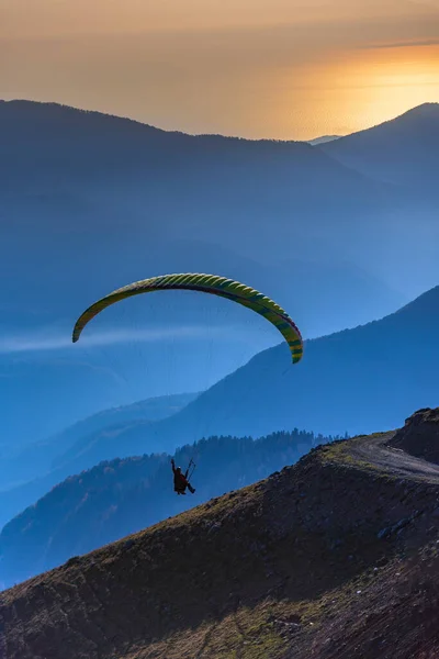 Parapente Vuela Por Camino Tierra Montaña Con Una Serie Valles — Foto de Stock