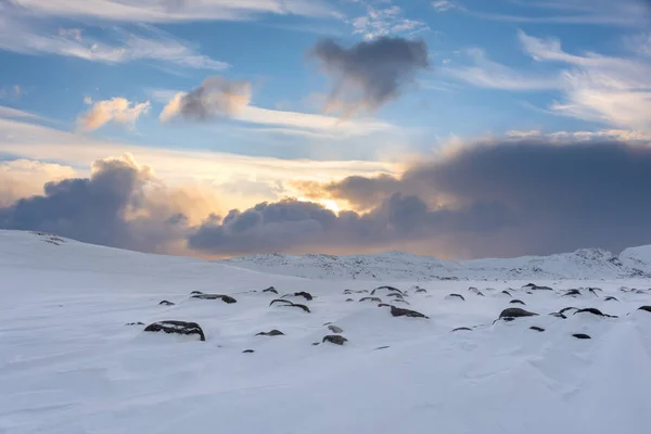 Montañas Cubiertas Nieve Con Rocas Entorno Ártico Atardecer — Foto de Stock