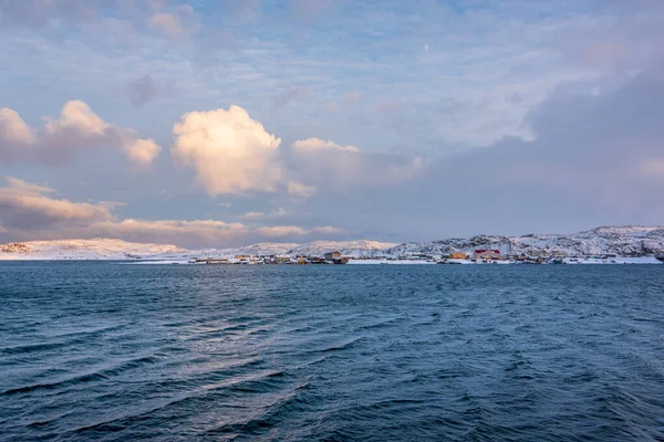 Barents Denizi Ndeki Adaş Nehrinin Ağzındaki Teriberka Balıkçı Köyünün Manzarası — Stok fotoğraf