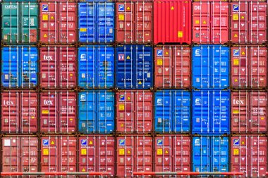 Rotterdam, Hollanda - 05: 14 2016: Limandaki 12 metrelik konteynırlar dev bir Tetris oyununa benziyor.