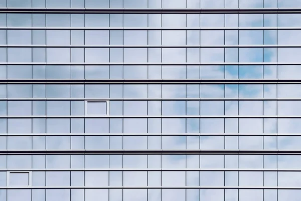 Glasfassade Von Bürogebäuden Die Fenster Den Bewölkten Himmel Reflektieren Und — Stockfoto
