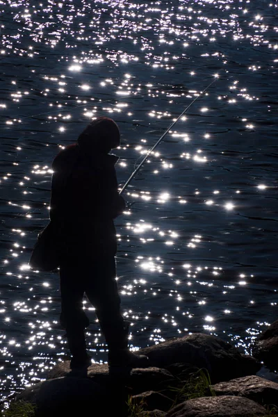 Fischersilhouette Vor Der Sonne Die Sich Wasser Spiegelt — Stockfoto