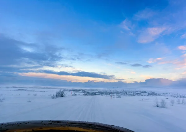 Ice Road Jede Extrémním Severu Zevnitř Auta Černá Kapota Auta — Stock fotografie