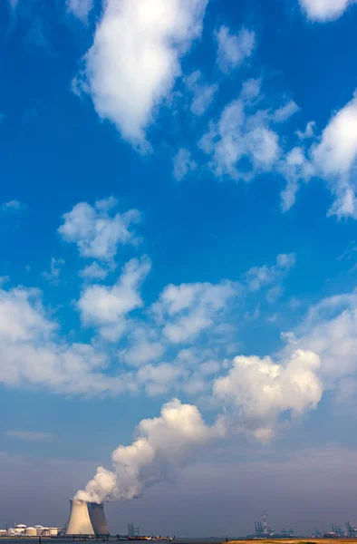 Torres Refrigeração Usina Energia Emitem Nuvens Vapor Brancas Céu Azul — Fotografia de Stock