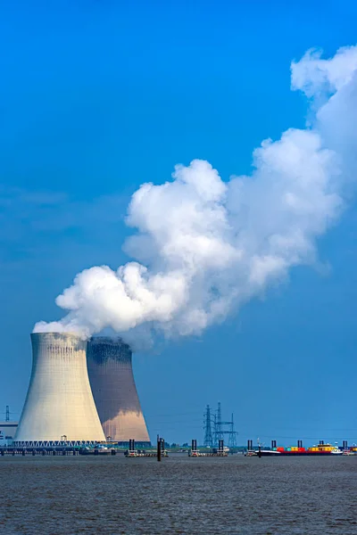 発電所冷却塔は青い空に白い蒸気雲を放射します — ストック写真