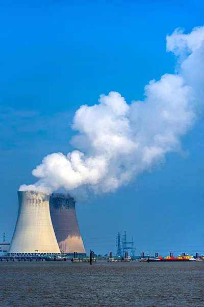 Torres Refrigeração Usina Energia Emitem Nuvens Vapor Brancas Céu Azul — Fotografia de Stock