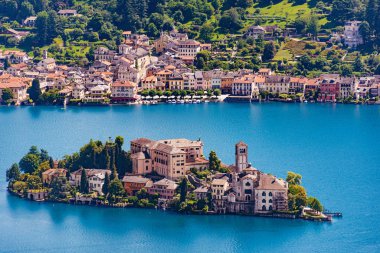 Isola San Giulio (St. Julius Adası) İtalyan Alpleri 'ndeki Orta Gölü kıyısındaki Orta kasabasının önünde.