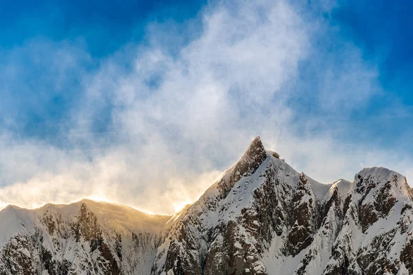 Ветер Дует Снег Горных Вершин Создавая Белое Облако Освещенное Солнцем — стоковое фото