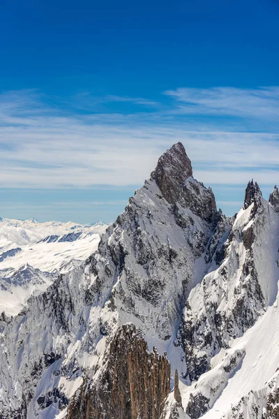 イタリアとフランスの間のアルプス山脈のモンブランマッシフのギザギザの山のピーク — ストック写真
