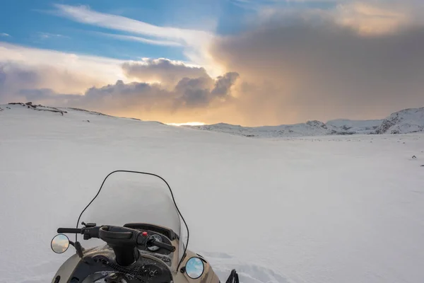 Snowmobile Aventura Ártica Aparcado Atardecer Gran Campo Nieve Después Día — Foto de Stock