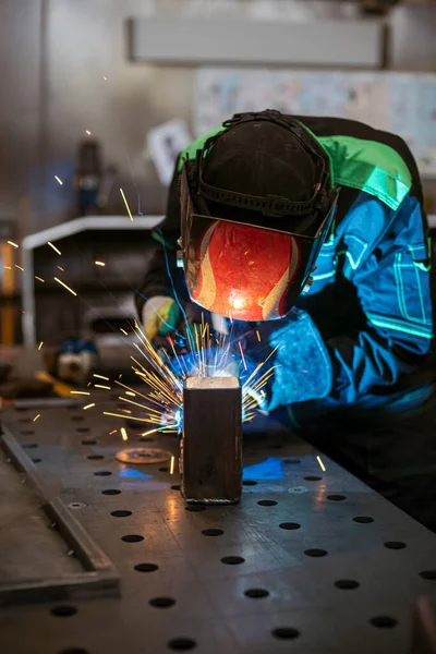 Trabalhador Soldagem Dois Pedaços Tubo Quadrado Metal Para Formar Ângulo — Fotografia de Stock