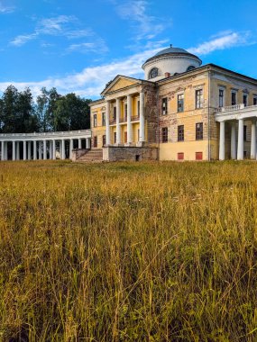 Tver, Rusya - 07 28 2019: Rusya 'nın Tver Oblastı' ndaki Znamenskoye-Ravar malikanesindeki malikane, 18. yüzyıldan kalma terk edilmiş bir Neoklasik tarz sarayı ve Rusya 'da bir kültür mirası.