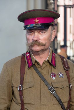 Moskova, Rusya - 05 09 2018: Ölümsüz Alay yürüyüşü sırasında Sovyet askeri gibi giyinmiş bir adam, zafer töreninden sonraki büyük vatanseverlik savaşında hayatını kaybeden askerleri kutluyor.