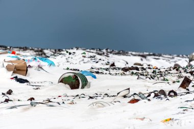 Teriberka (Murmansk), Rusya - 02 16 2019: Arktik kardaki yasadışı çöplük el değmemiş çevreyi kirletiyor