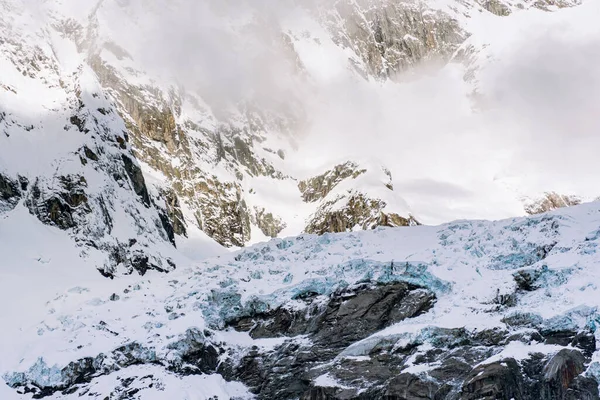 山の中の雪に覆われた岩は完璧な高山の風景と背景を作り出します — ストック写真