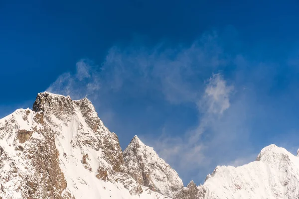 Viento Sopla Nieve Desde Las Cimas Las Montañas Creando Una — Foto de Stock