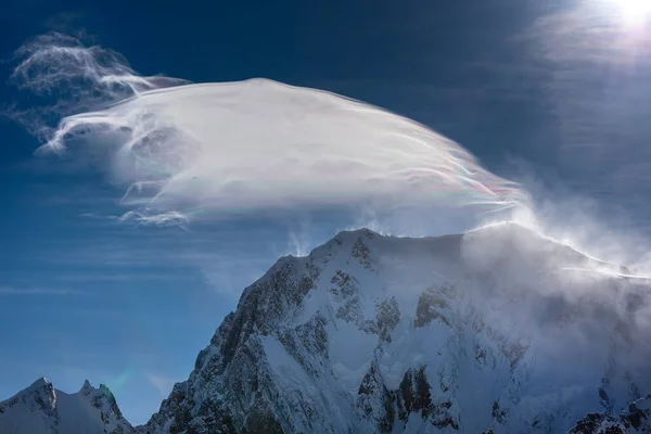 Fuerte Viento Sopla Nieve Sobre Una Cima Montaña Creando Una —  Fotos de Stock