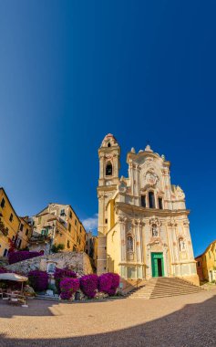 Cervo (Imperia), İtalya - 06: 15 2015: İtalya 'nın Ligurya kentinde Akdeniz kıyısındaki Cervo kasabasının kaldırım taşı meydanı ve kilisesi (Chiesa di San Giovanni Battista)