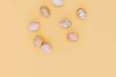 Sarı arka planda altın madalyalı yumurtalarla birlikte Paskalya sınır kompozisyonu. Şık dekorasyon, asgari paskalya konsepti. Uzayı kopyala Şenlikli düz zemin arkaplan tebrik kartı. 