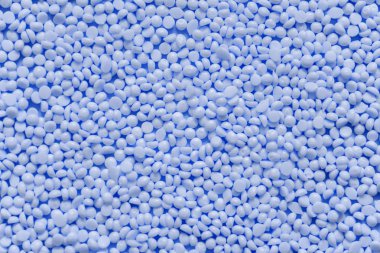 Mavi plastik sakız tanecikleri yığını. Granüler doku arka planı. 2020 'nin klasik mavi rengi
