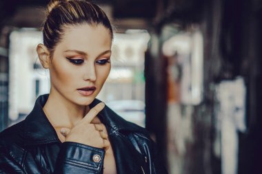 Mavi gözlü güzel kız yakın çekim üzerinde arka plan bulanık