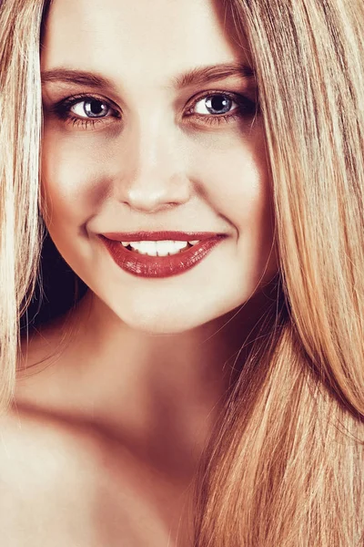 Szép fiatal szőke nő, hosszú, egyenes haj, sötét háttér előtt — Stock Fotó