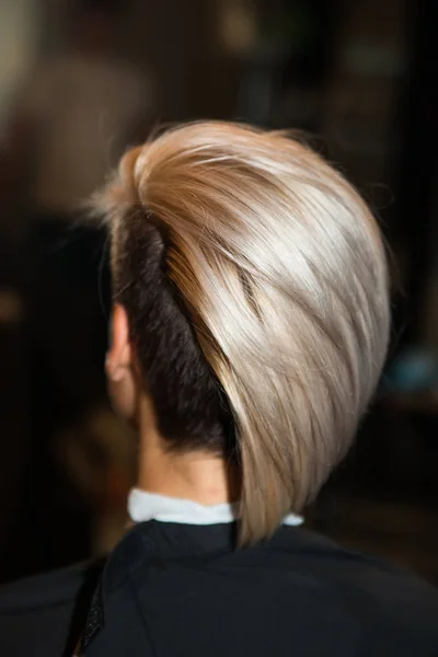 La ragazza con taglio di capelli corto nel negozio di barbiere primo piano — Foto Stock