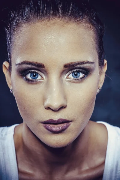 Menina morena com bela maquiagem e molhada em um spray de água close-up — Fotografia de Stock