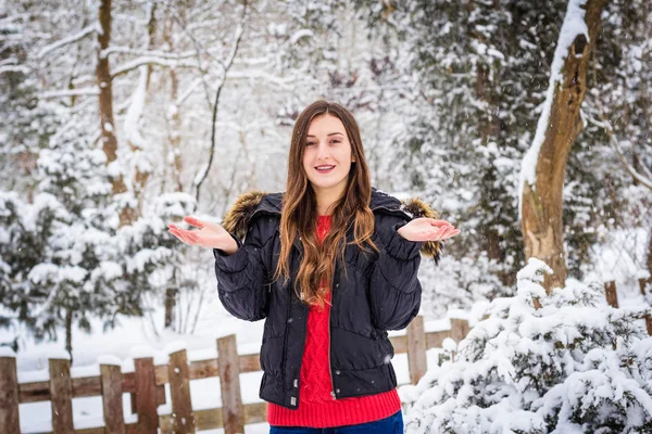 Menina com cabelos longos no fundo da neve sorrindo. Close-up — Fotografia de Stock