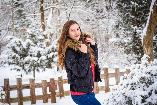 Menina com cabelos longos no fundo da neve sorrindo. Close-up — Fotografia de Stock