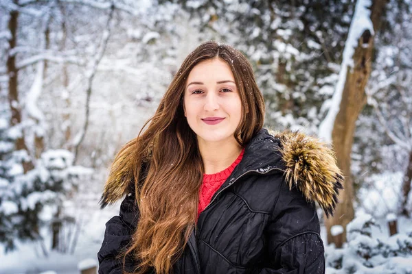 Menina com cabelos longos no fundo da neve sorrindo. Close-up — Fotografia de Stock