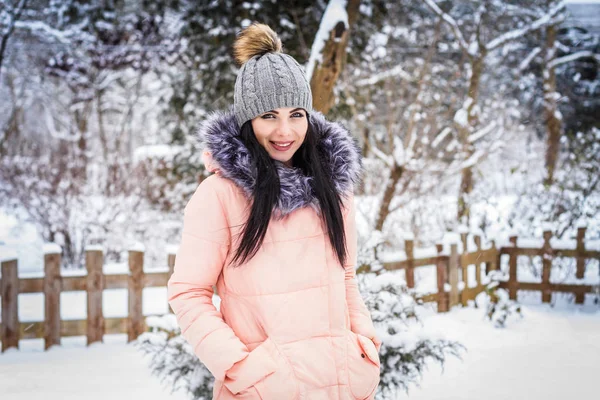 冬。女の子は、雪を楽しんでください。 — ストック写真