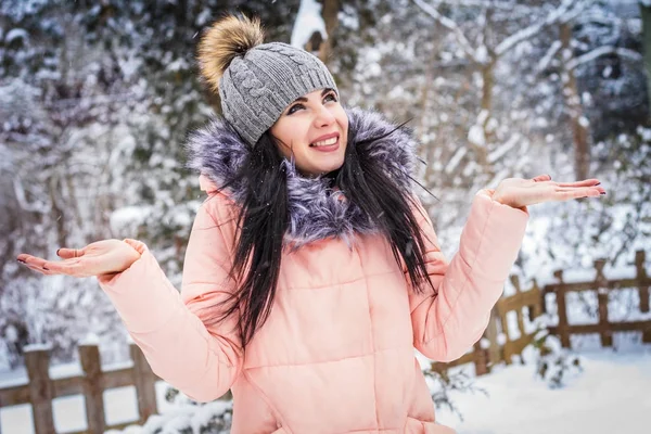 El invierno. Chica disfruta de la nieve — Foto de Stock