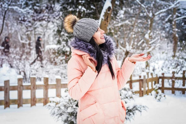 Зима. Дівчина насолоджується снігом — стокове фото