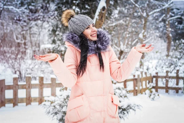 冬。女の子は、雪を楽しんでください。 — ストック写真