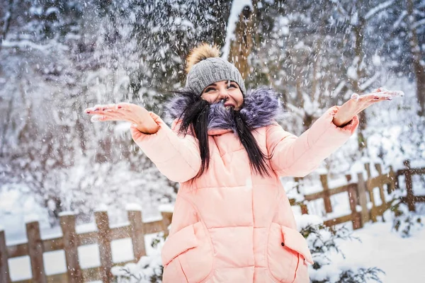 Inverno. Menina gosta da neve — Fotografia de Stock