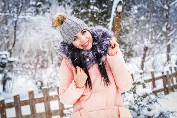 冬。雪の中で笑っている女の子 — ストック写真