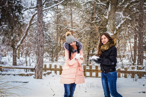 2 дівчини тримають сніг і посміхаються — стокове фото