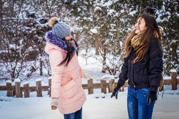 Inverno. Duas meninas conversando ao ar livre na neve — Fotografia de Stock