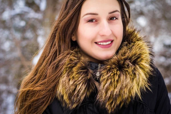 Κορίτσι με μακριά μαλλιά για το χιόνι υπόβαθρο χαμογελώντας. Γκρο πλαν — Φωτογραφία Αρχείου