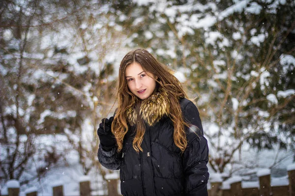 Menina com cabelos longos no fundo da neve sorrindo. Close-up — Fotografia de Stock