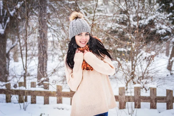 Зима. Дівчина в холодну погоду посміхається на тлі снігу — стокове фото