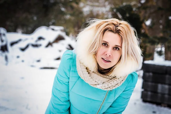 Inverno. Menina se divertindo ao ar livre na neve — Fotografia de Stock