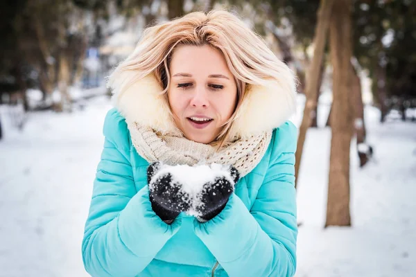 Inverno. Menina se divertindo ao ar livre na neve — Fotografia de Stock