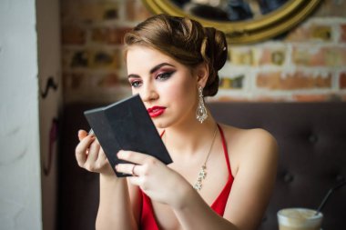 Retro görüntü. Kız kırmızı ruj dudakları boyar. Yakın çekim