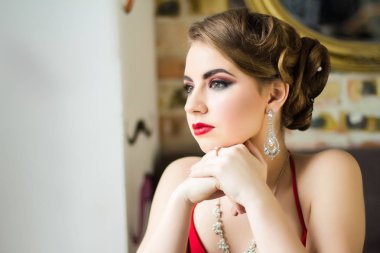 Retro görüntü. Kız makyaj ve kırmızı dudaklar düşünceli bir yana görünüyor